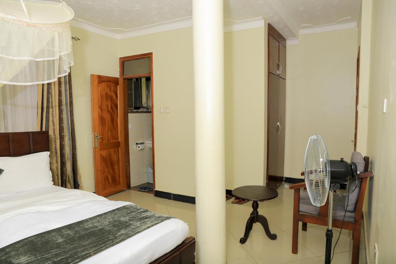 Victoria Royal Hotel Entebbe Bagian luar foto
