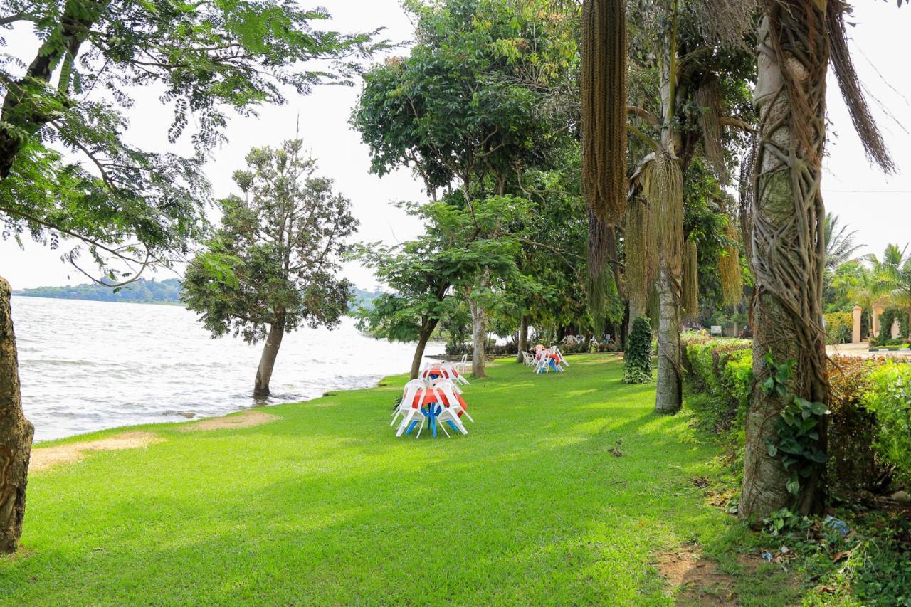 Victoria Royal Hotel Entebbe Bagian luar foto